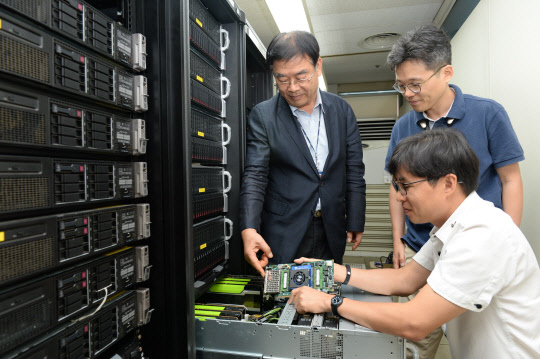 ETRI 연구자들이 AI의 분산 학습시간을 단축시키기 위해 개발한 '메모리 박스'에 대한 성능 테스트를 하고 있다.       ETRI 제공